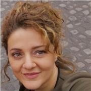 Laureata in Lettere, un Dottorato in Comunicazione della Scienza, impartisce lezioni di italiano, con una attenzione alla comunicazione e ai diversi linguaggi utilizzati per comunicare e alle diverse forme di scrittura